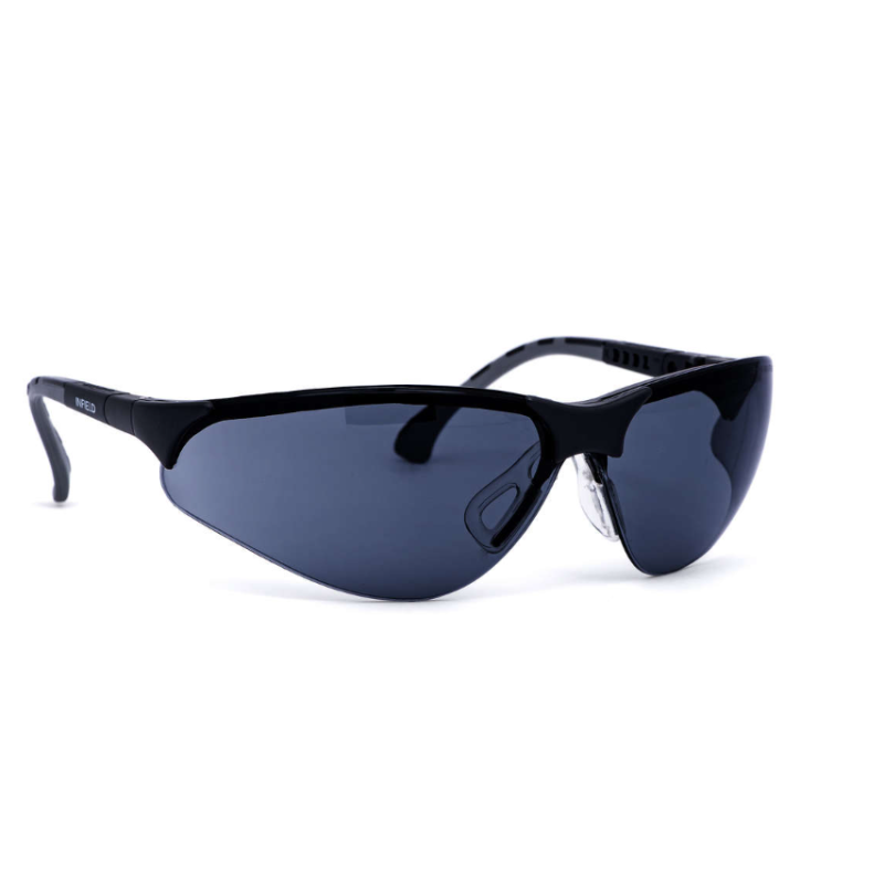 Isetumenev kaitseprill Terminator õues.png